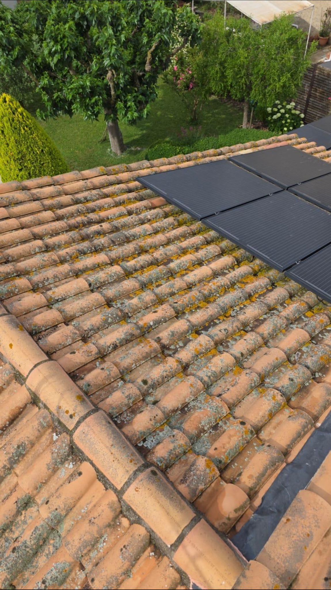 Avant — toiture sale avec panneaux solaires