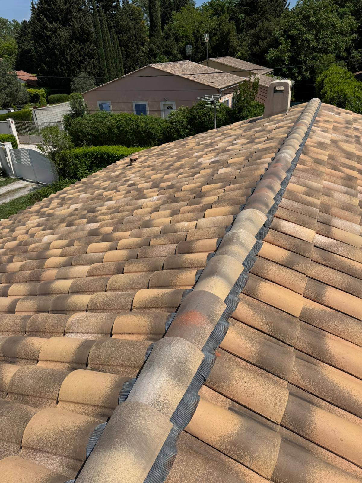 Toiture rénovée par Solybat — vue jardin avec faîtage refait en PACA