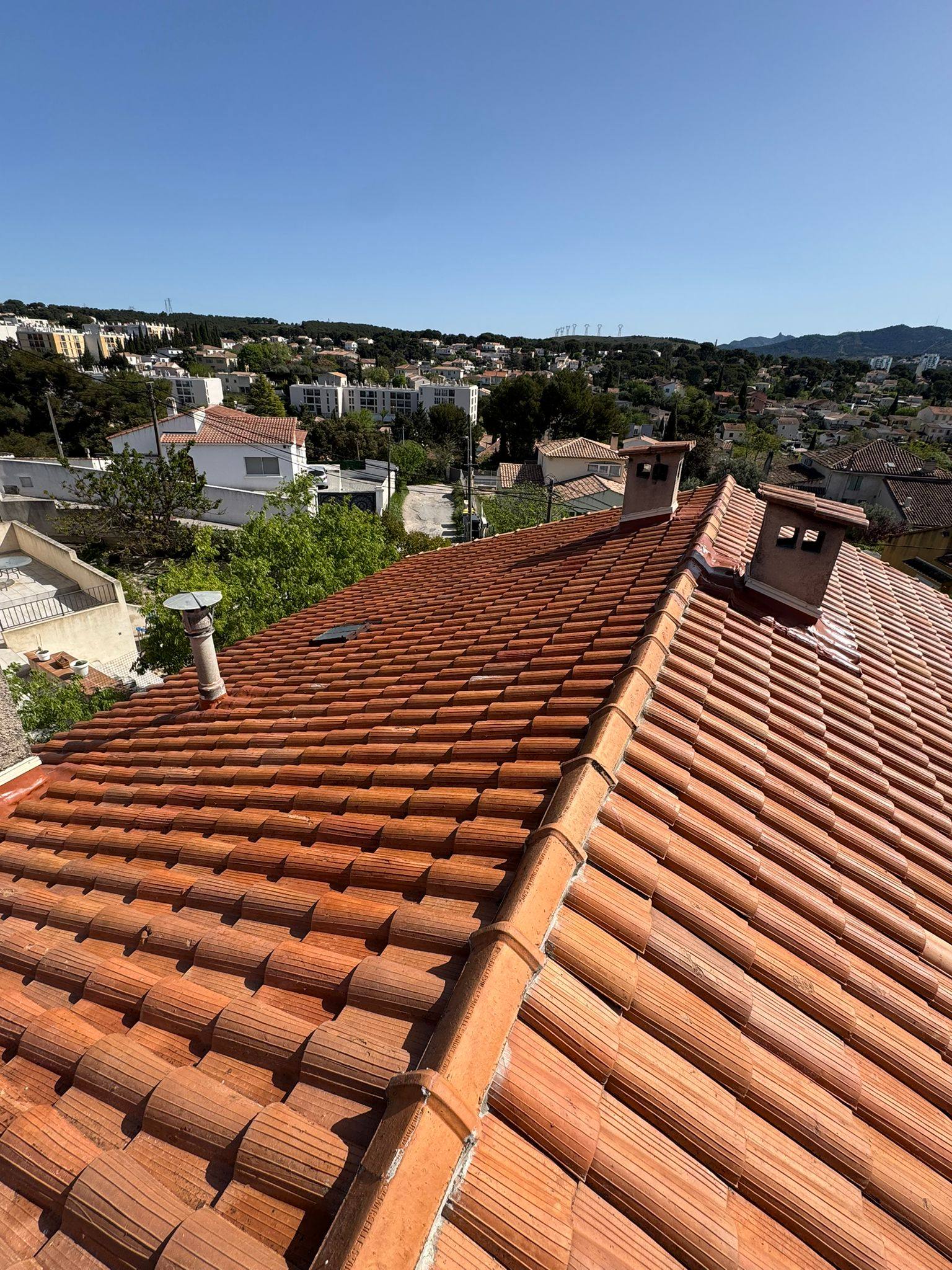 Toiture à Marseille après hydrofuge incolore et réfection abergement de cheminée