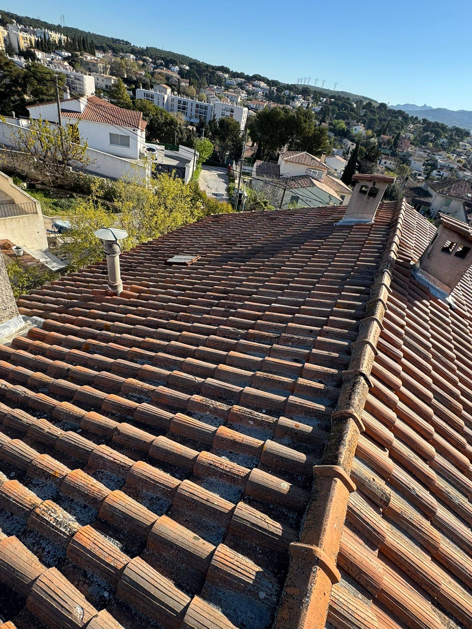 Toiture à Marseille avant hydrofuge incolore — tuiles encrassées vue panoramique
