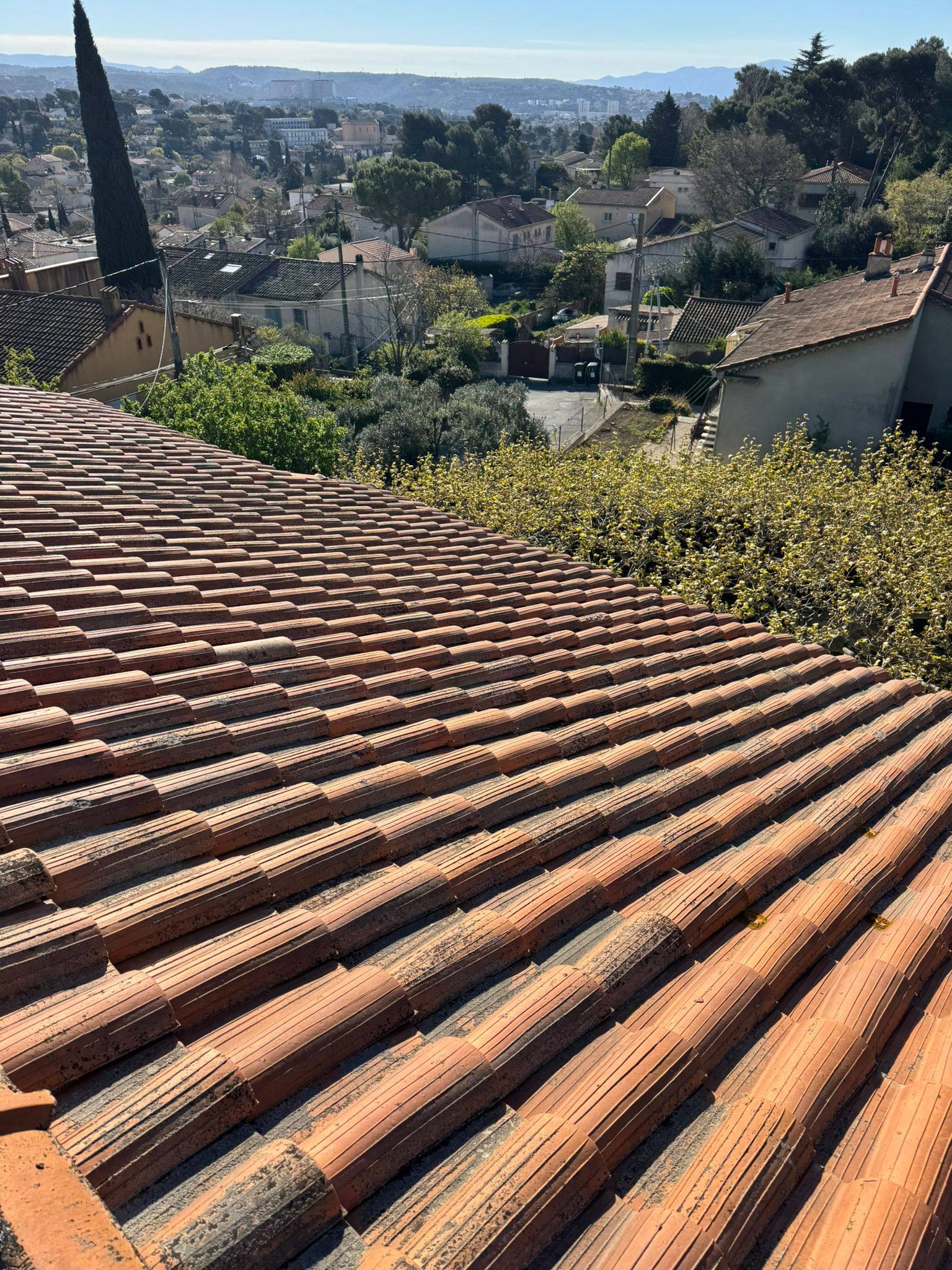 Toiture rénovée par Solybat avec vue sur les collines provençales