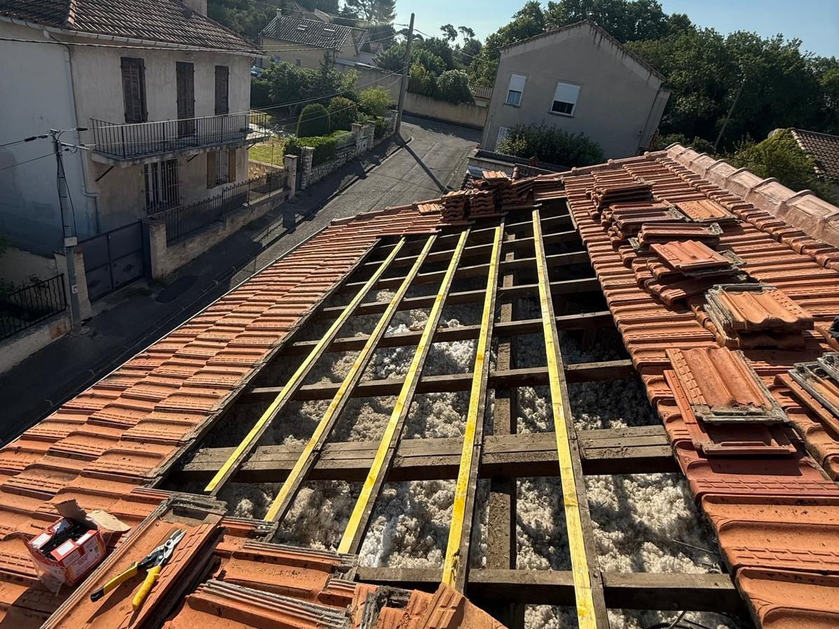 Liteaux neufs posés sur la charpente