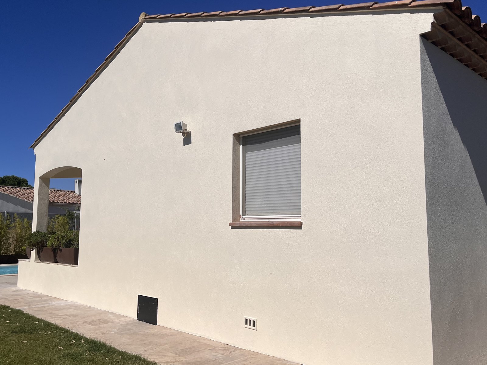 Le même pignon après hydrofuge coloré : enduit clair et homogène