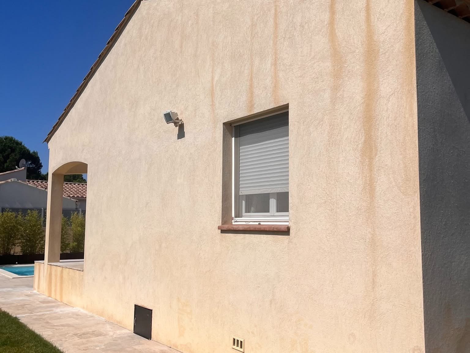 Pignon de maison avant travaux : enduit taché par des coulures