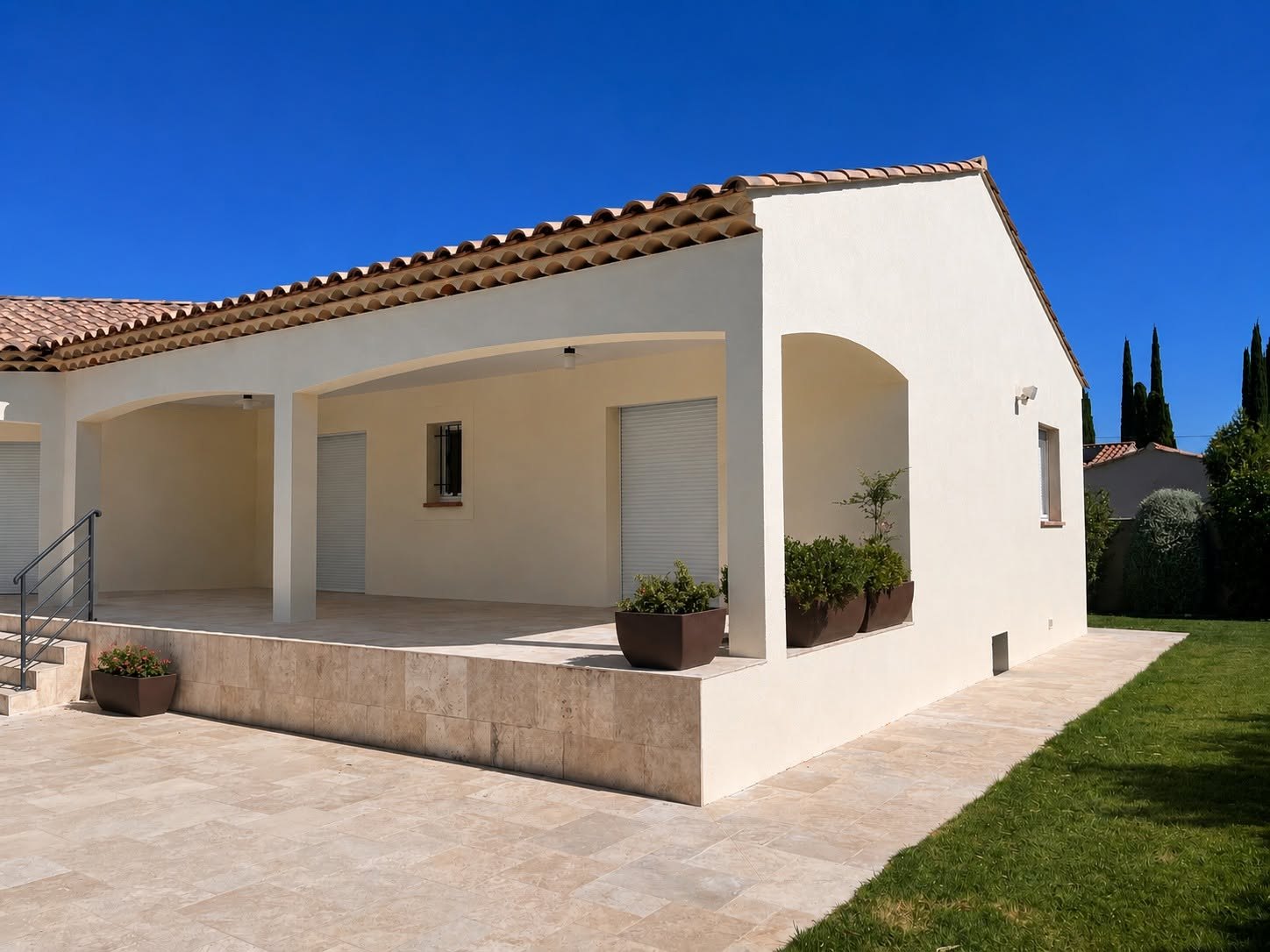 La même maison côté terrasse, après les travaux