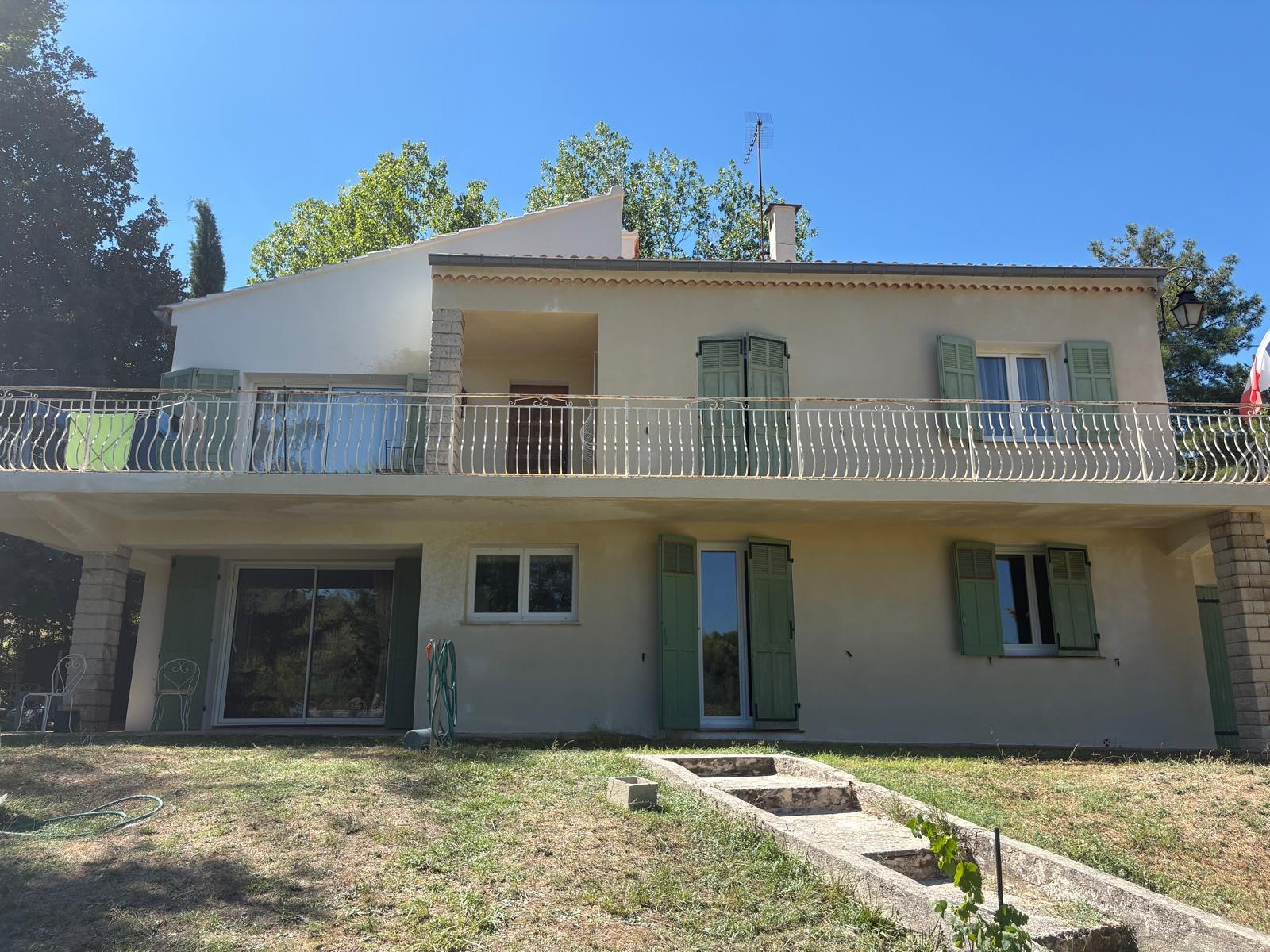 Maison à étage après le ravalement de façade
