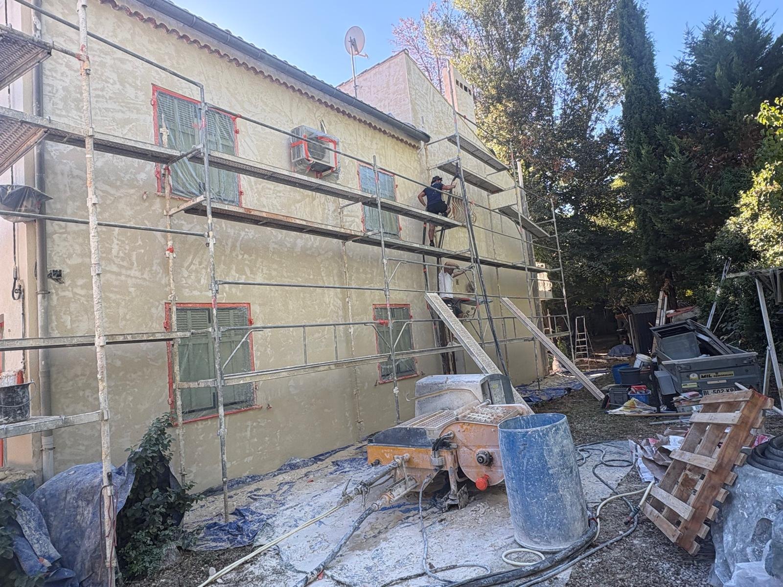 Le chantier en cours, échafaudage en place