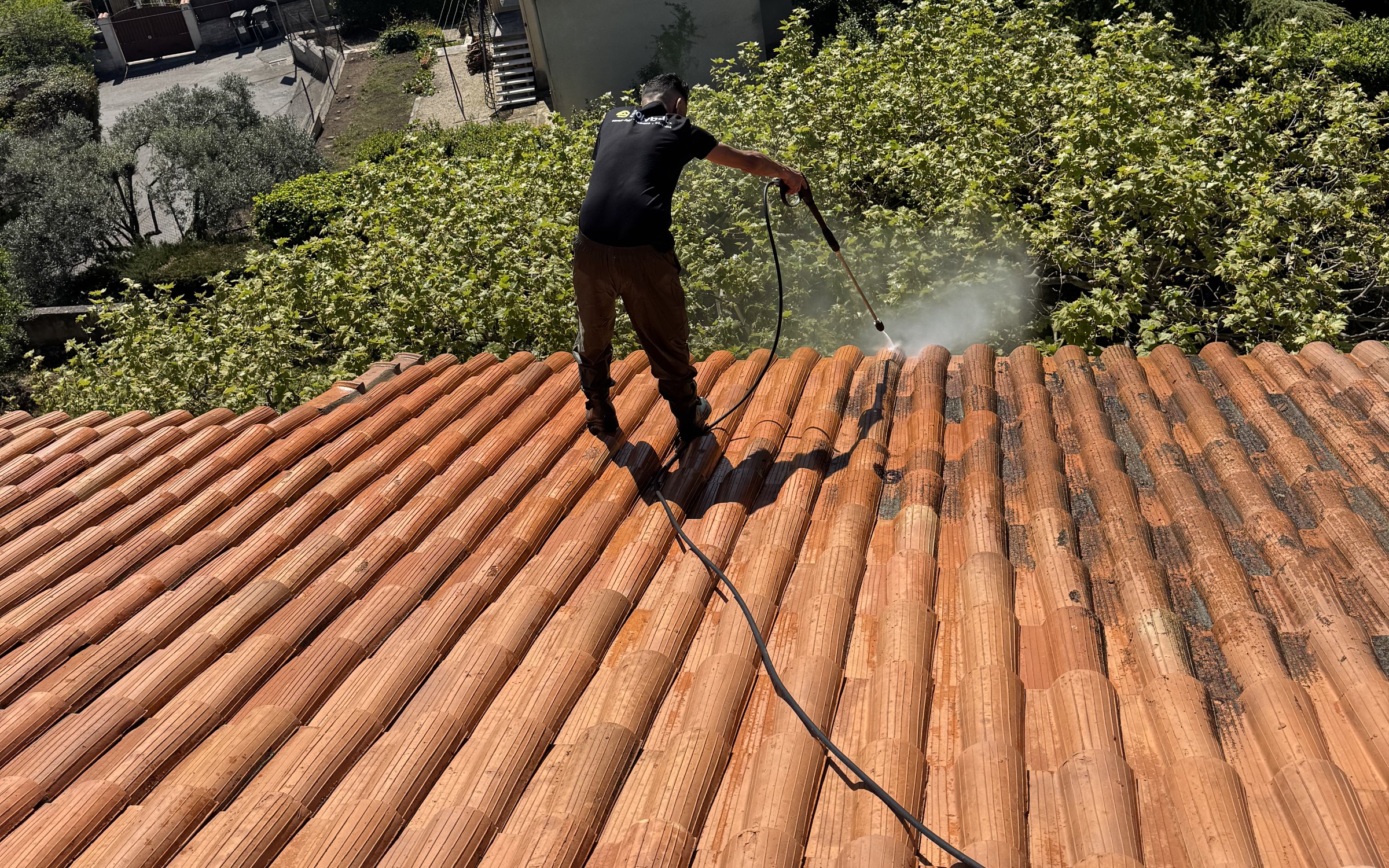 Artisan Solybat traitant une toiture en tuiles