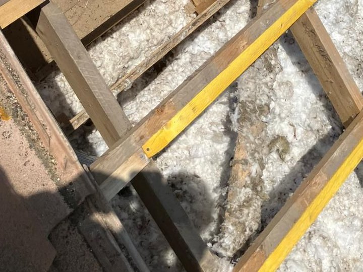 Combles ouverts pendant un chantier Solybat : l’isolant en place sous les liteaux